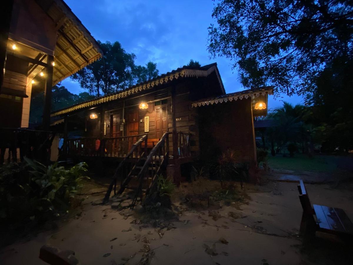 Rustic Chalet - Dahlia N Mawar At Sedim Vista Kulim Esterno foto